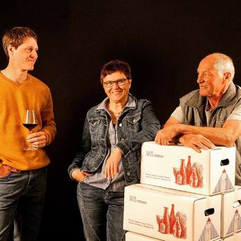 La Famille Clavien- Lucie, Jacques et leur fils Samuel #vinsduvalais #cavedelapierre #vins #brutalselection